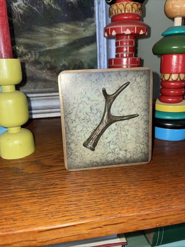Alte holzbox mit relief - holzbox,